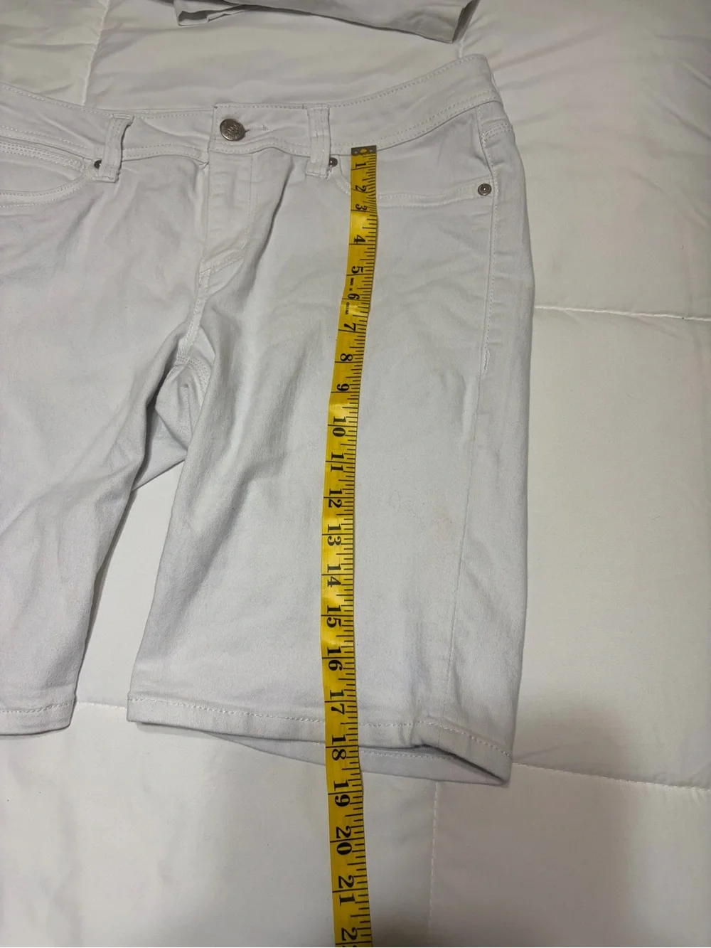 Seven 7 white women’s denim shorts.